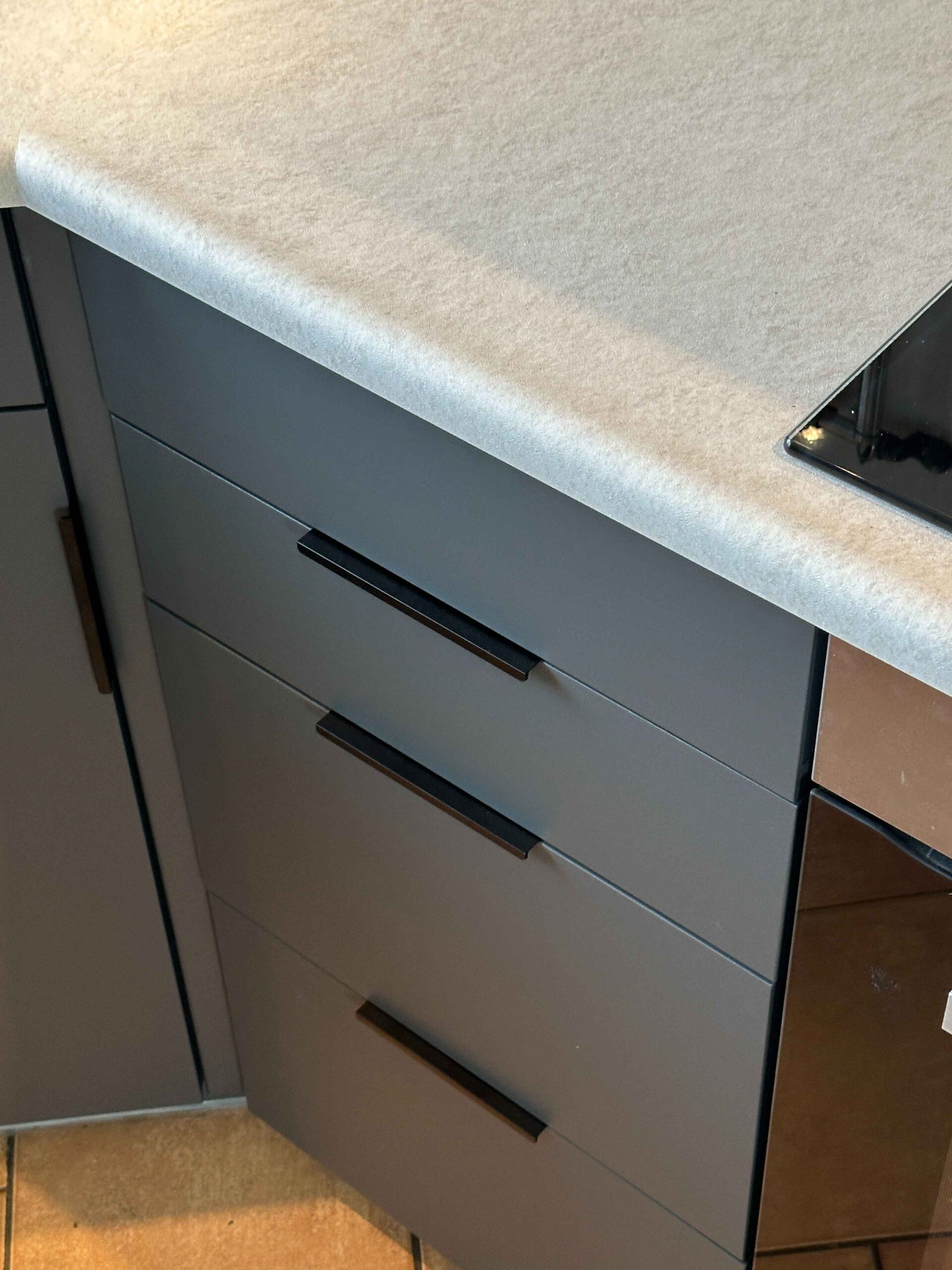 Gijze keukenkastjes gewrapt